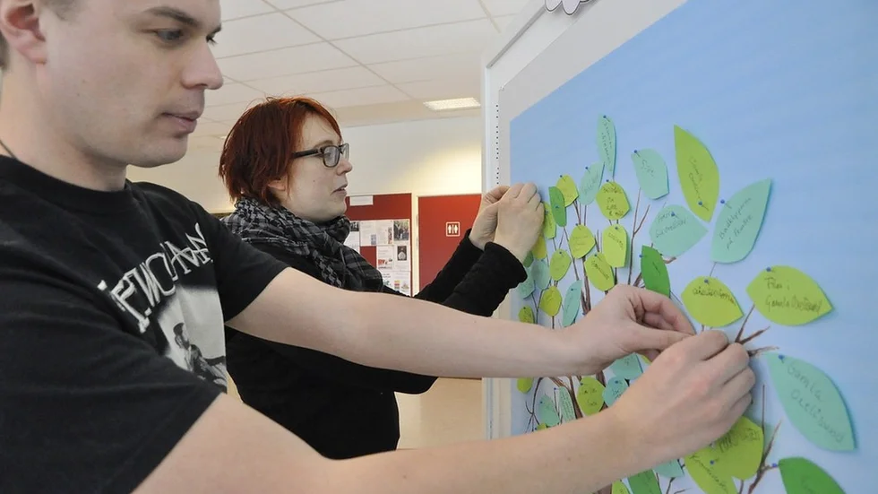 Kulturkoordinatorn Marie Anstadius och praktikanten Björn Rydstedt sätter upp sina egna tankar om vad de tycker om Oxelösund. "Det verkar vara naturområdena som folk tycker bäst om", säger Anstadius.