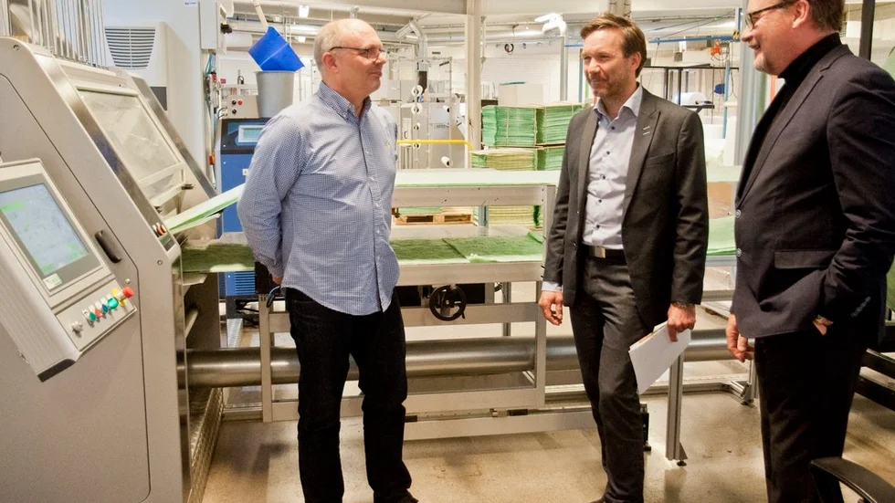 Produktionsledaren Johan Orrmo, vd Torbjörn Bäck och luftkvalitetsexperten Anders Hedström, vid Camfils produktionsanläggning i Trosa.– Det kommer att bli väldigt viktigt att kunna filtrera och ventilera avgaser och inte bara partiklar i stadsmiljöer i framtiden, säger Torbjörn Bäck.