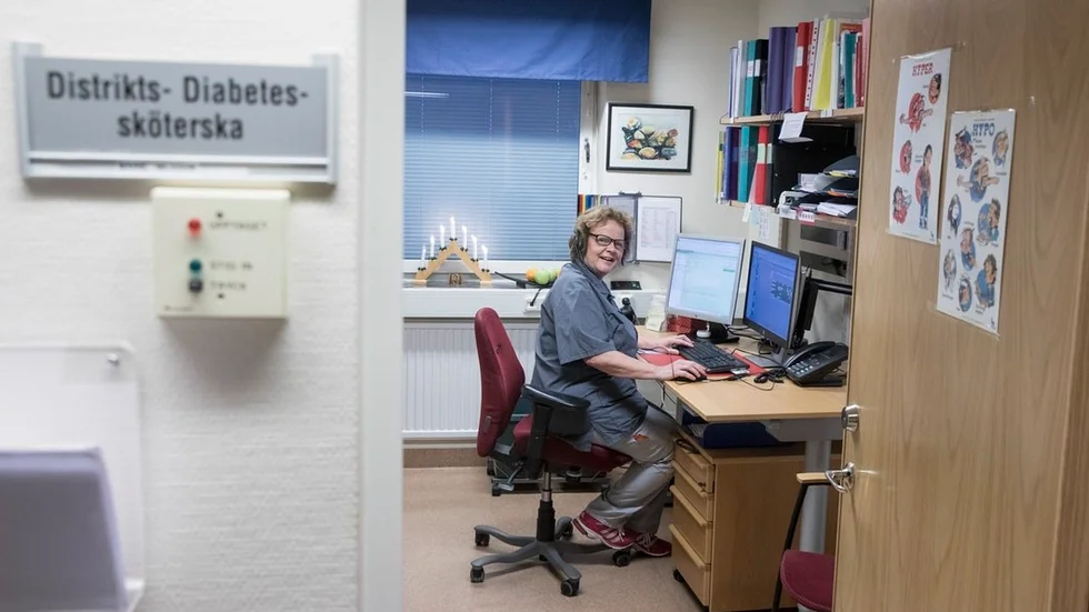 Marie Nilsson trivs med sitt arbete och vill inte byta. Hon tycker att det är viktigt med ett bra bemötande och hälsar gärna på dem hon möter i korridoren.