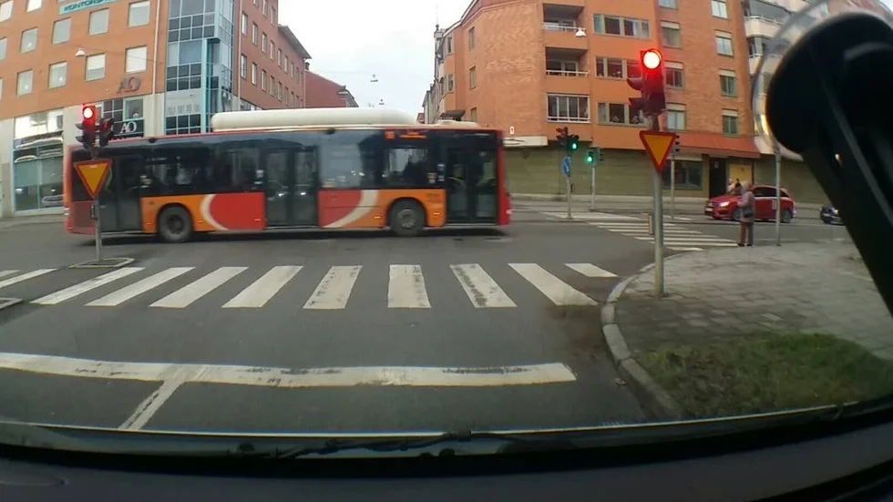 Olyckssituation. En buss körde mot rött i centrala Norrköping och kvinnan till höger var farligt nära att bli påkörd.