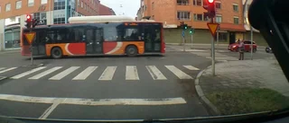 Kvinna nära att bli påkörd av buss