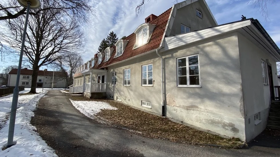 Här låg tidigare förskolan Solgläntan i Söderfors. Nu ska en ny förskola byggas och denna rivas. Totalt ska fyra nya förskolor byggas i kommunen de närmaste åren. 