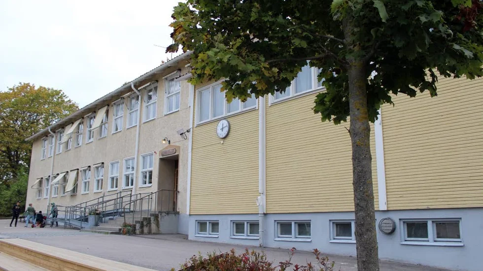Brobyskolan delas upp på två enheter till hösten. Ett beslut som många föräldrar är kritiska till.