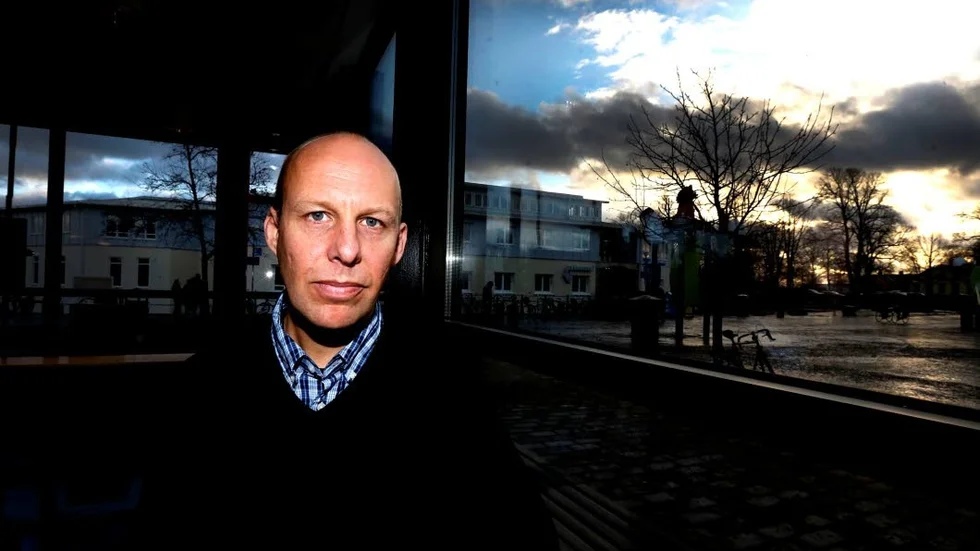 I Upplands Väsby kommun har de infört att alla vallokaler tar emot valsedlar på samma tid som att förenkla systemet, något som Stefan Holgersson, första namn på Ytterområdespartiets lista, tycker borde införas även här.