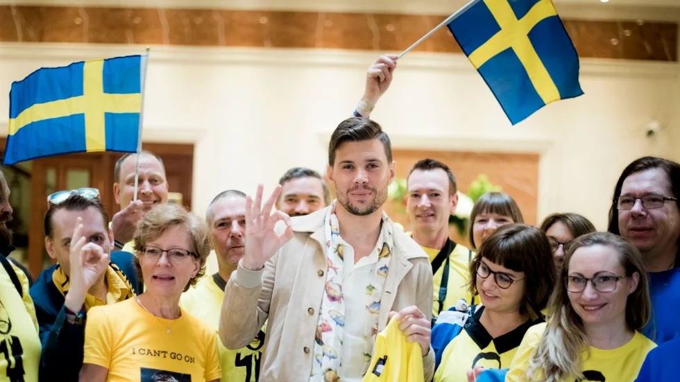 Sveriges deltagare i Eurovision Song Contest, Robin Bengtsson, möter de svenska fansen i lobbyn på sitt hotell innan han åker vidare mot dagens repetitioner.