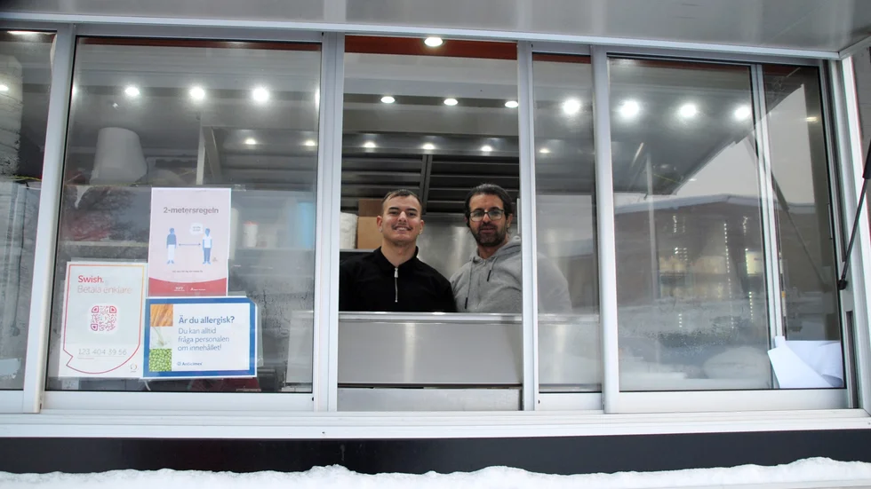 Demir Elmazoski kommer att ha huvudansvaret för foodtrucken, men Bajan Elmazoski rycker in och hjälper till när han är ledig. Som under öppningsdagen på fredagen.