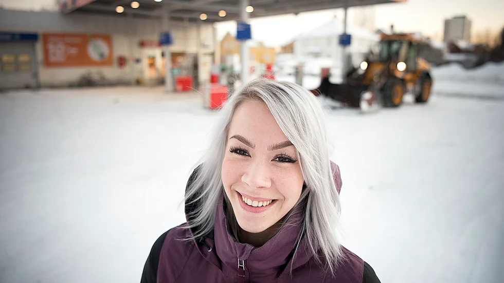 Trivs. Ramona Saari, 31 år, känner att hon har hittat rätt. 16 år i samma företag talar sitt tydliga språk. Foto: Lars Eriksson.