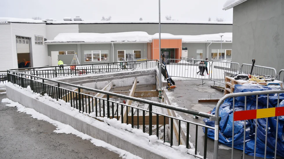 Rampen. Det nybyggda räcket åtgärdas eftersom det sitter för lågt. Foto: Jenny Petersson.