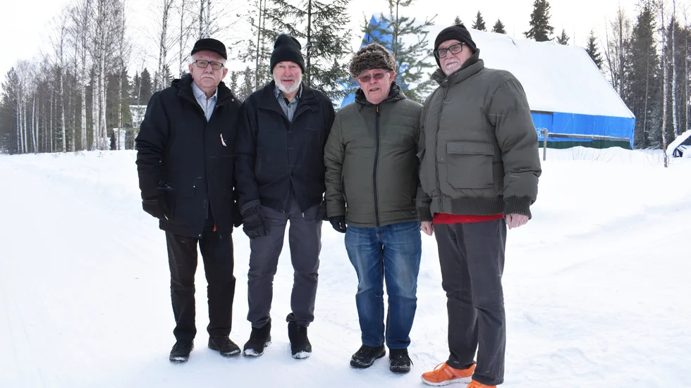 Förstavalet. Sten-Arne Burman, Nils Edholm, Axel Eriksson och Rolf Carlsson vid tomten de förespråkar. Foto: Ulrika Andersson.