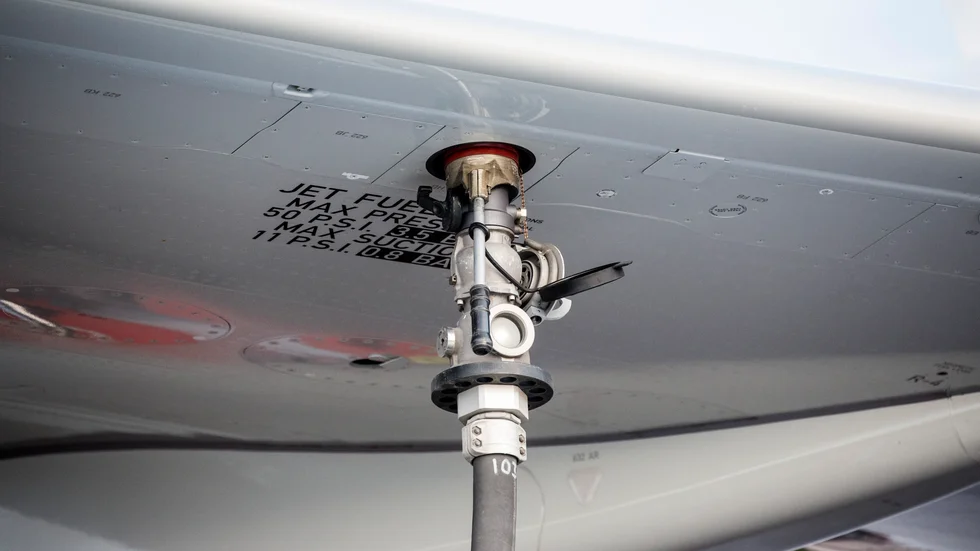 Som första bolag i världen har Swedavia köpt in 450 ton biobränsle till flyget. Här premiärtankas det nya SAS-flygplanet Airbus 320 Neo med det förnyelsebara bränslet Bilden är från 2017. 
