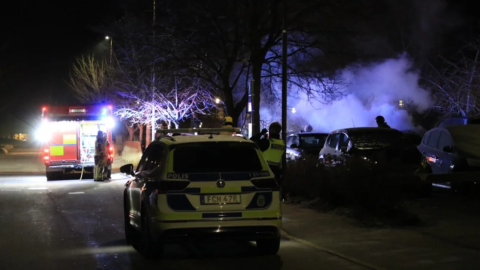 En bil totalförstördes och två skadades vid en bilbrand i Nyby.