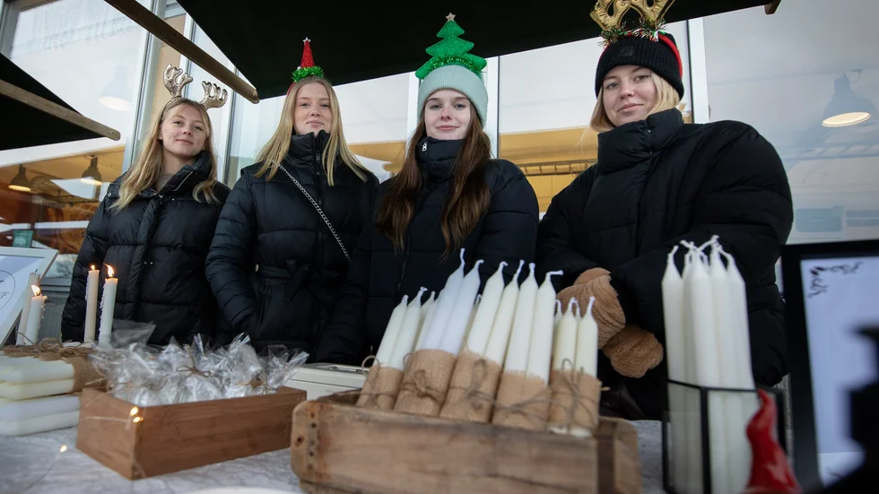 Lovisa Levin, Maja Åkerblom, Olivia Söderström och Saga Kullenbert vann Årets UF-företag med sitt Guteljus UF.