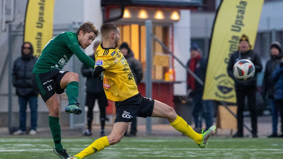 Här skjuter Mattias Rosell 1-0 snyggt med vänsterfoten mot GUSK i sista omgången, men hemmalaget vände och vann. Nästa år är Rosell kvar i tvåan, men i Kungsängen.