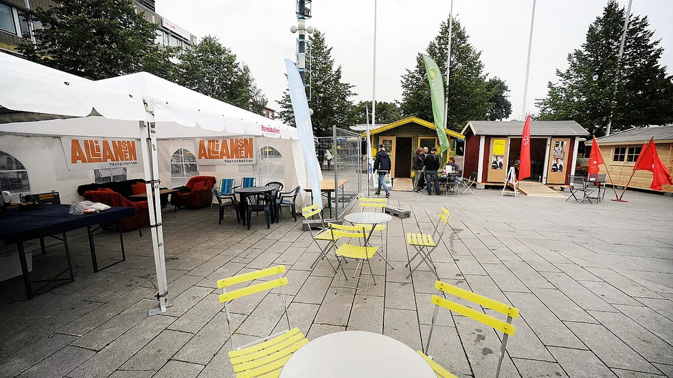Förslaget var att valstugorna skulle kompletteras med en scen. 