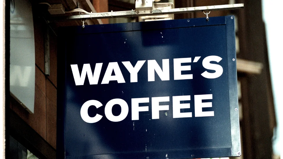 Konkursförvaltaren har ett par intressenter till Wayne´s Coffe i Skellefteå. Han säljer inventarier och maskiner för konkursboets räkning. Sedan återstår förhandlingar med hyresvärd och eventuellt Wayne´s för en köpare.