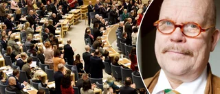 "Det hela är ett apspel där yrkespolitiker slåss, inte för dig eller mig, utan för sina egna maktambitioner"