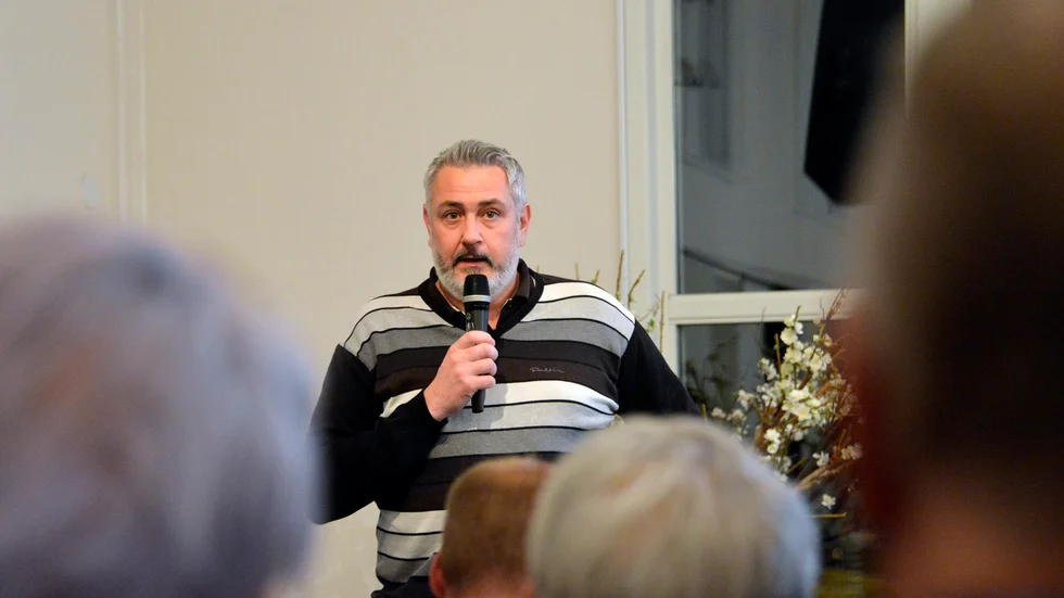 Socialchefen Robert Cortinovis var en av dem som fick svara på frågor från allmänheten under kvällen.