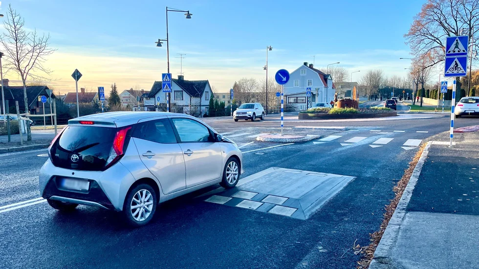 Här kör bilen delvis bredvid farthindret. 