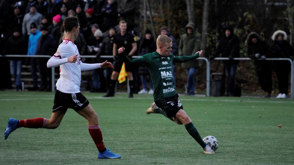 Andreas Larsson i ESK-tröjan i sista hemmamatchen i november 2021. Nu ser han fram emot att spela derbyt på Enavallen i Fanna BK-tröjan. "Det har varit väldigt hektiska diskussioner på skolan. Alla man träffar pratar om matchen", säger han.