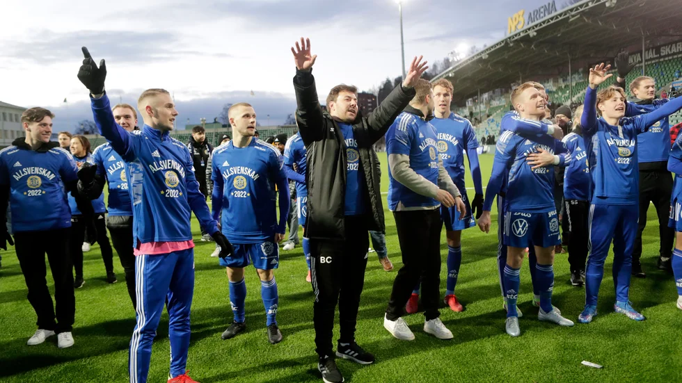 Assisterande tränaren Brian Clarhaut (i mitten i bild) kunde fira med spelarna i GIF Sundsvall efter att de blev klara för allsvenskt avancemang.