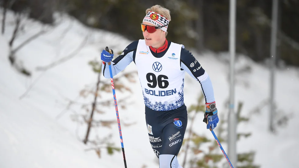 Jens Burman under herrarnas 15 km klassisk stil vid skidpremiären i Gällivare – innan han bröt.