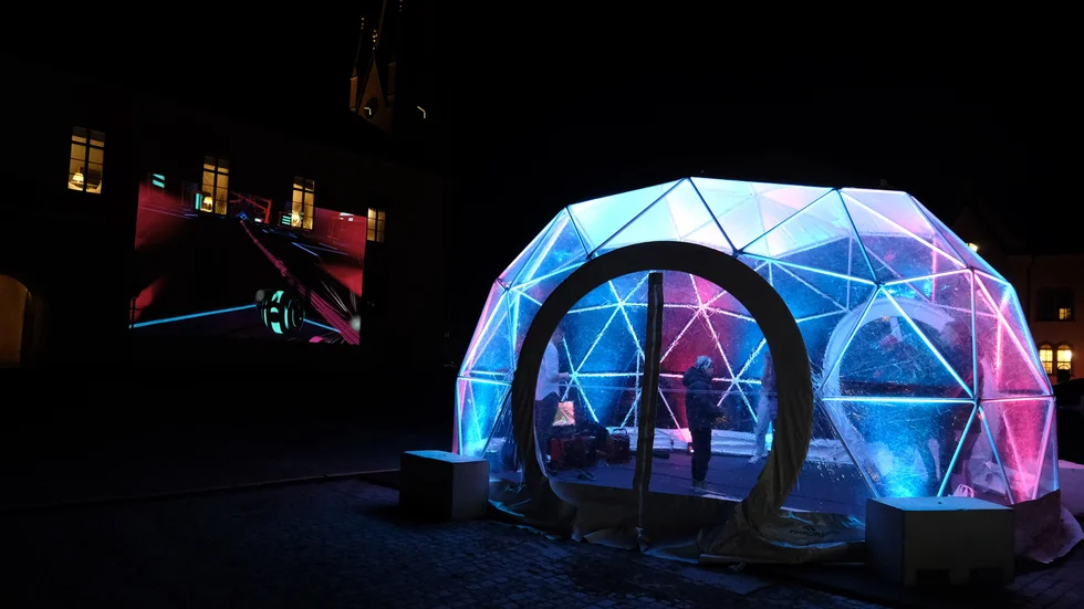 På Borggården utanför slottet får man testa att spela Virtual Reality, VR, efter klockan 17.00 fram till och med lördag.