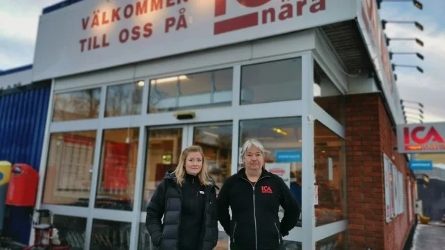 Ica Nära i Arjeplog startar obemannad butik där kunderna kan handla dygnet runt. "Det här är framtidens sätt att handla", säger Hanna Dahlberg, projektansvarig. Här tillsammans med handlaren Mauri Liikamaa.