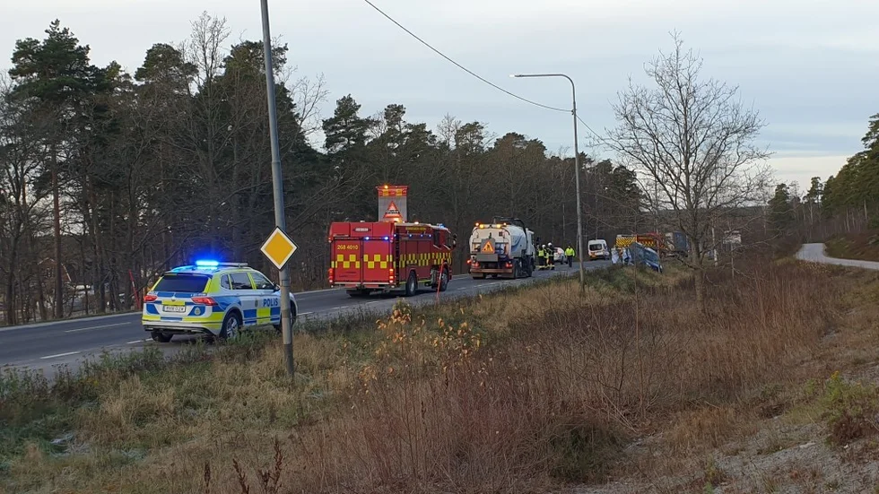 En man är misstänkt för brott efter olyckan vid stora infartsvägen.