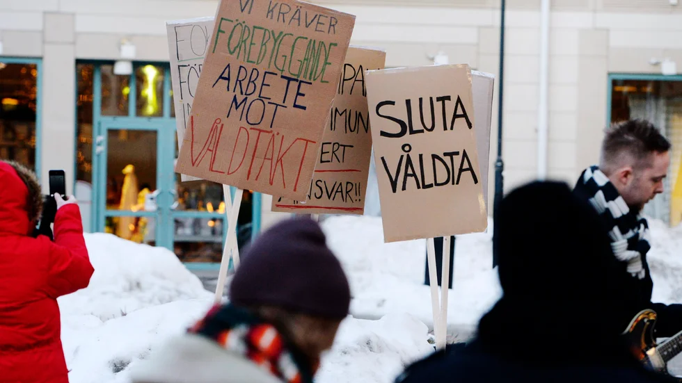 "Kampen mot mäns våld mot kvinnor kräver också att vi stärker arbetet regionalt och lokalt" skriver representanter från S-kvinnorna.