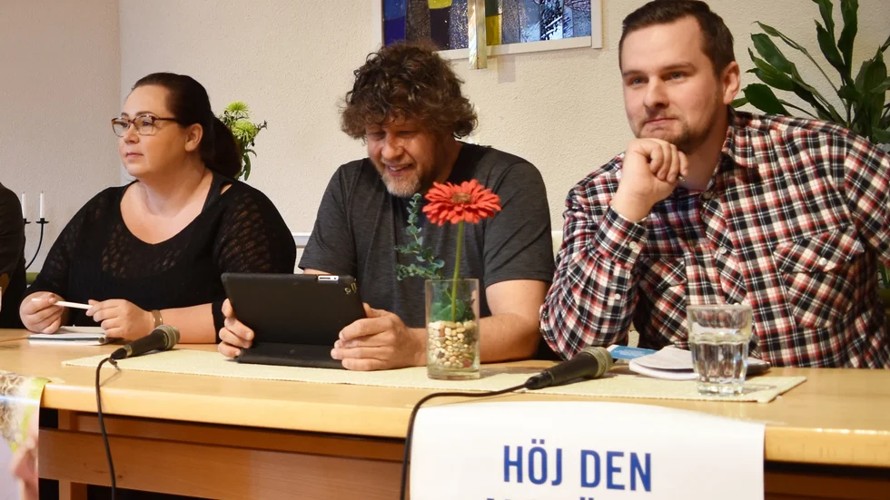 Charlotta Enqvist (KD), Hans Brettschneider (MP) och Markku Abrahamsson (SD). Markku Abrahamsson fick kort tid att inställa sig till debatten. 