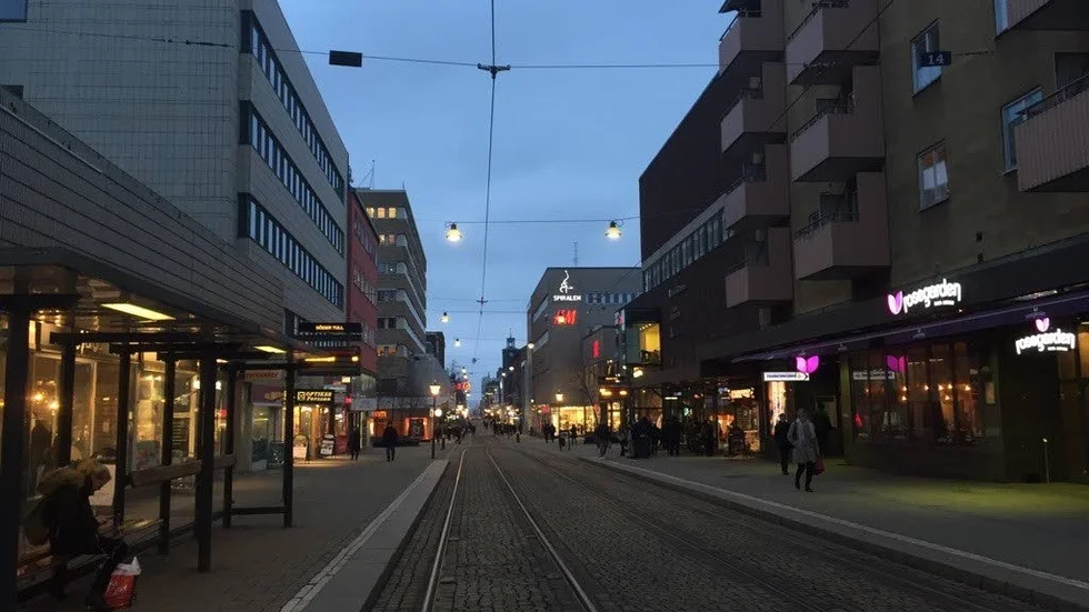 Farligt. Ett nära på folktomt Drottninggatan strax efter vansinnesfärden på måndagseftermiddagen.