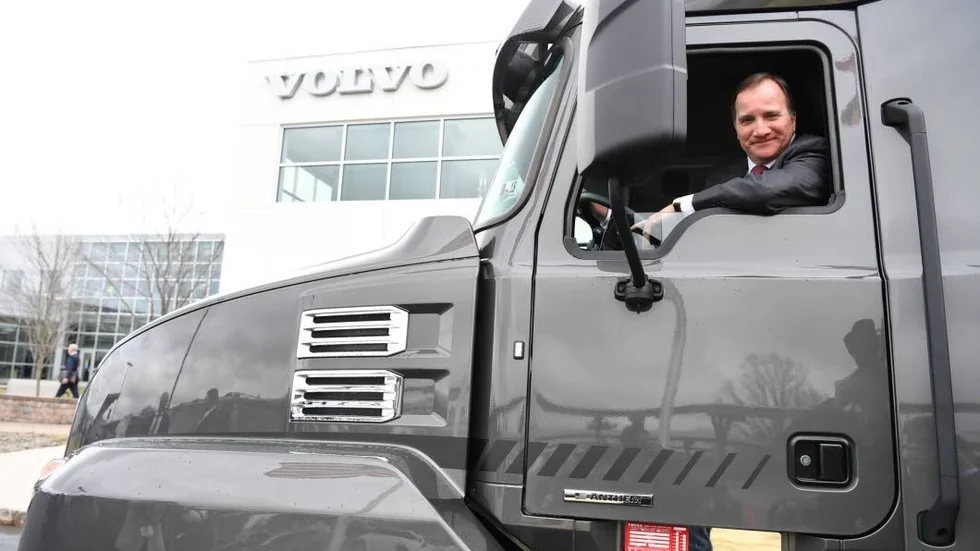 Gillar industri. Här tar Löfven en sväng i en Volvo. I DN-intervjun invände han med rätta mot att bli kallad "högersosse" därför att han gillar svensk industri.