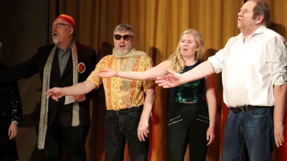Rutinerade revyrävar. Hären bild från en tidigare Åbyrevy, med Fia Thornell, omgiven av tre revyrävar, från vänster Otto Tuxen-Meyer, Thord Wilhelmsson och Håkan Thornell.