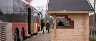 De byggde sin egen busshållplats