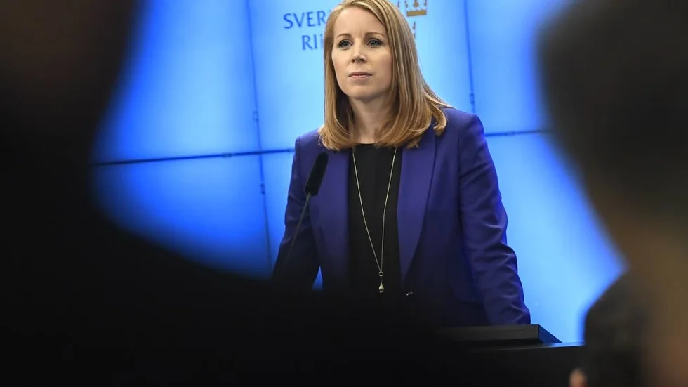 Annie Lööf slår hastighetsrekord i konsten att falla snabbt i förtroendemätningar. Kanske förstår hon och hennes förtrogna inte vad som händer?
