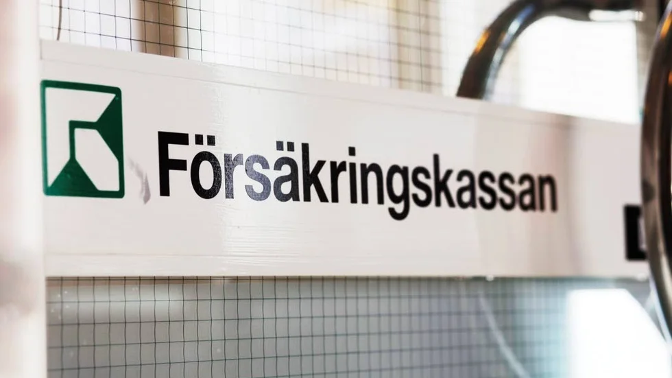 Kvinnan uppgav att hon bara jobbade halvtid, men jobbade mer - nu ska hon betala tillbaka nästan 300 000 kronor till Föärsäkringskassan.