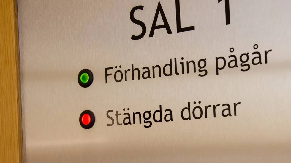 Tingsrätten valde stängda dörrar under häktningsförhandlingen på tisdagen.