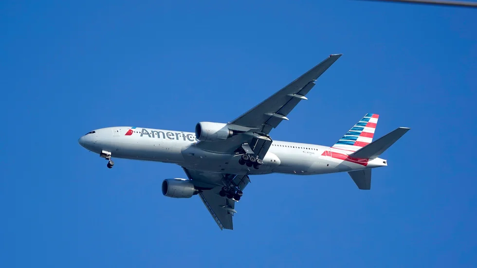 En Boeing 777, American Airlines, på väg från Miami till London tvingades vända efter att en passagerare vägrat ta på sig munskydd. Arkivbild.