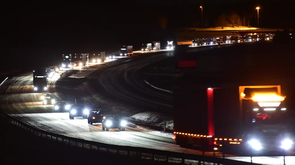 En tre kilometer lång kö bildades i norrgående riktning, mellan Trosaån och järnvägsbron, efter en tidigare olycka strax innan midnatt, natten till fredagen.