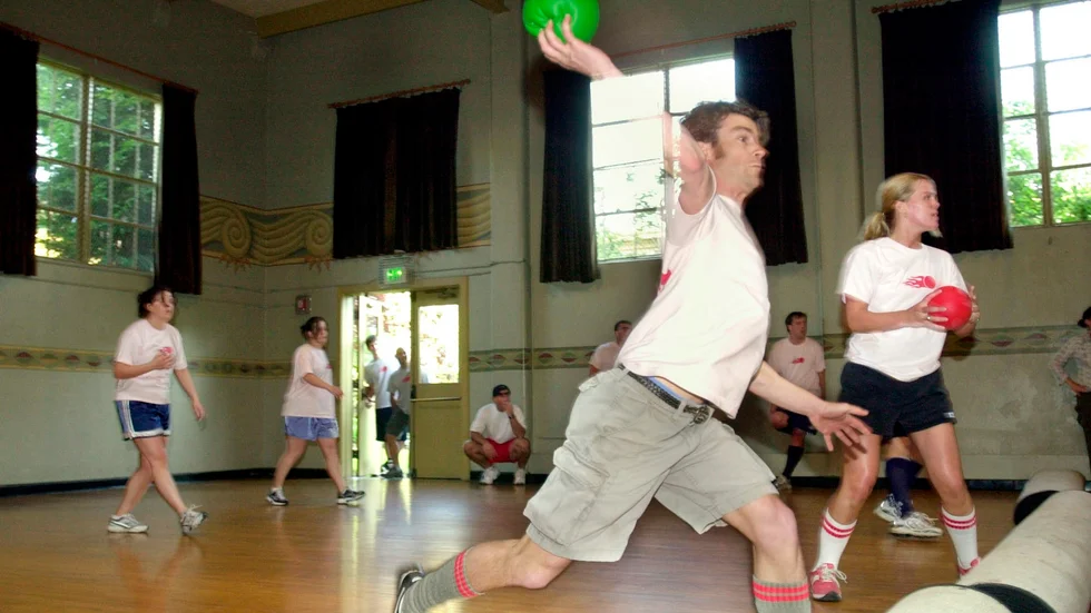 Missriktad attack? På bilden spelar unga amerikaner så kallad dodgeball, som liknar spökboll eller jägarboll.