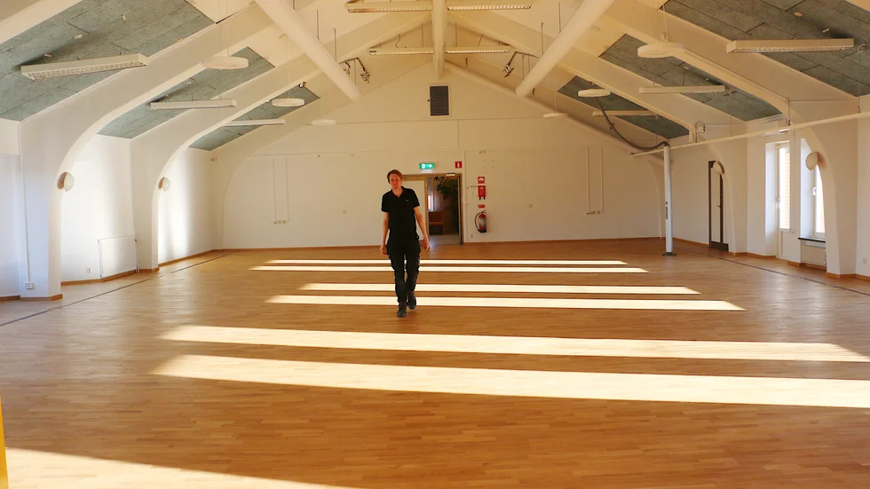Det nya parkettgolvet i Blå Hallen är gigantiskt. Eftersom inga möbler tar plats för tillfället är det jättestort. Nu återstår bara att få lite färg på väggarna och lite ny belysning så är allt klart.