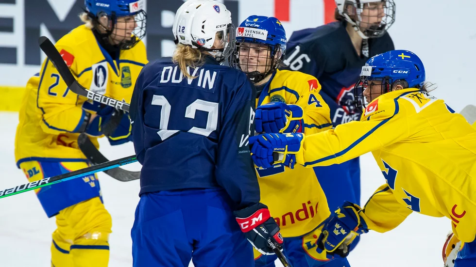 Linnéa Andersson, i mitten, under OS-kvalmatchen mot Frankrike. Arkivbild.