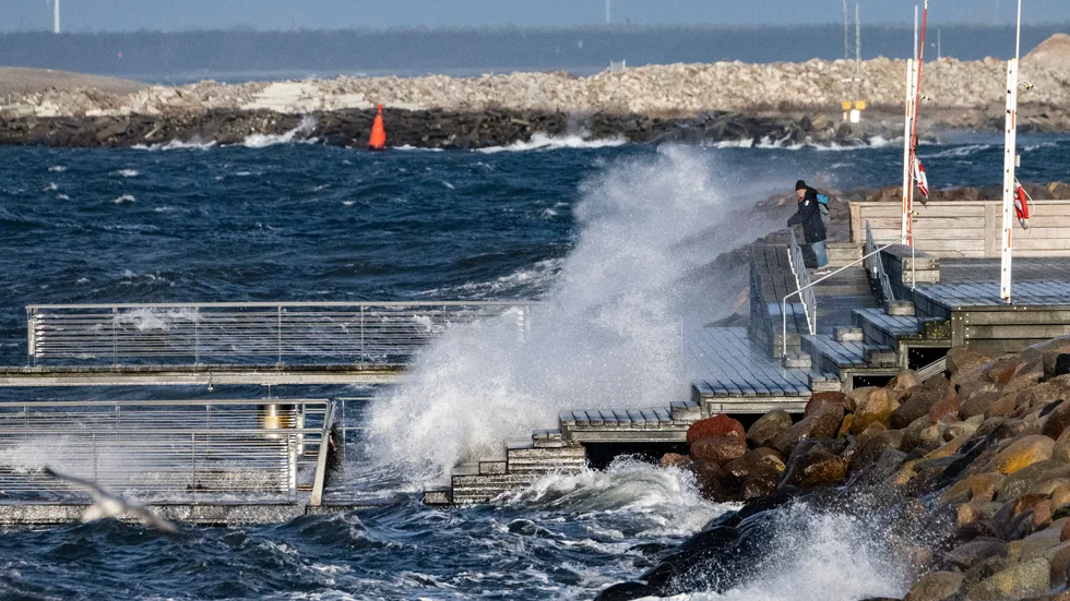 En saltstänkt stormspanare på Scaniabadet i Malmö när höga vattennivåer i Öresund och stormbyar skapade höga vågor på torsdagen.