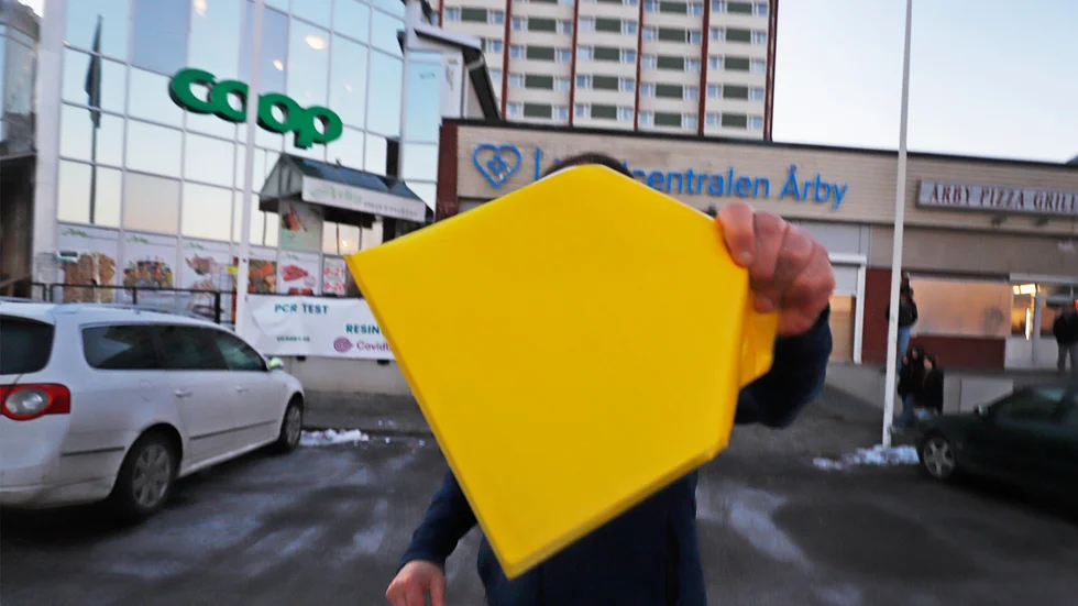 Vårdcentralen Årbys verksamhetschef Stefan Sulin blev väldigt upprörd när tidningen på tisdagseftermiddagen kom till vårdcentralen för att ta en ny bild.