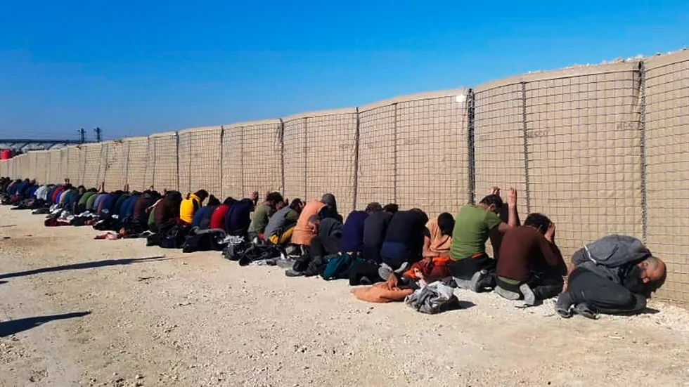 Den här bilden, som spridits av de kurdiskledda SDF-styrkorna, sägs visa IS-medlemmar som tillfångatagits i samband med striderna.