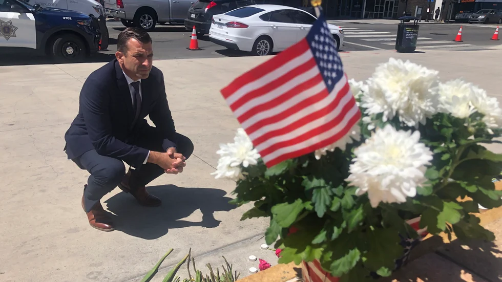 San Joses borgmästare Sam Liccardo vid en tillfällig minnesplats efter en masskjutning där nio personer sköts till döds vid en bangård i maj i fjol. Arkivbild.