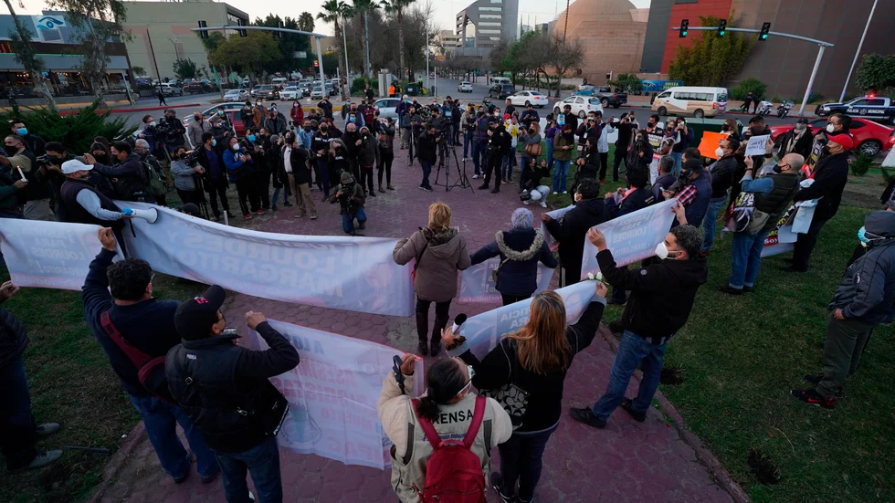 Människor demonstrerar i Tijuana mot att två journalister i staden dödats.