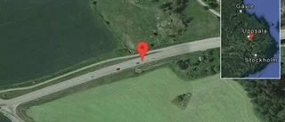 En personbil i singelolycka på väg 282