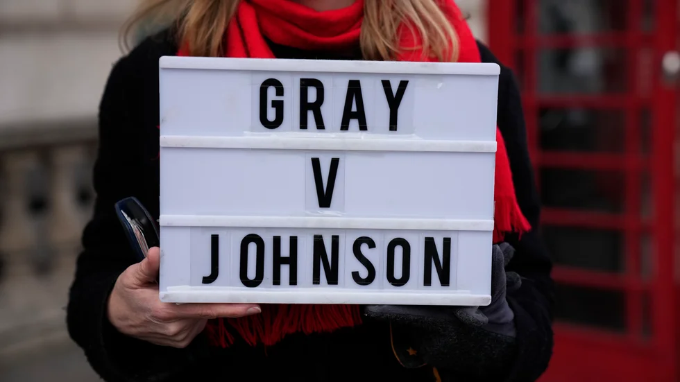 Ska Sue Gray fälla Boris Johnson? Skylten hölls upp av en demonstrant på Parliament Square i London i onsdags.
