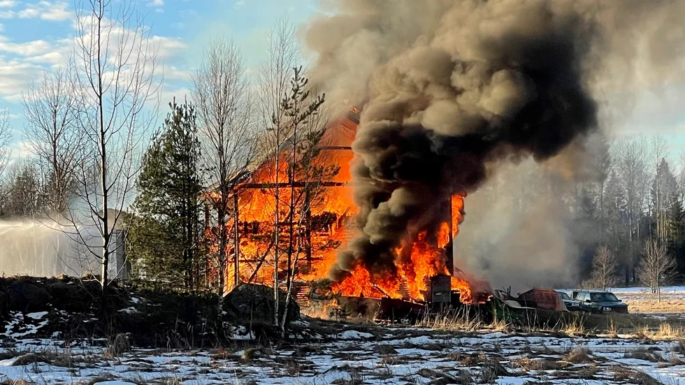 En lada i Tierps kommun började brinna på onsdagen. Räddningstjänsten kommer låta ladan brinna ned.